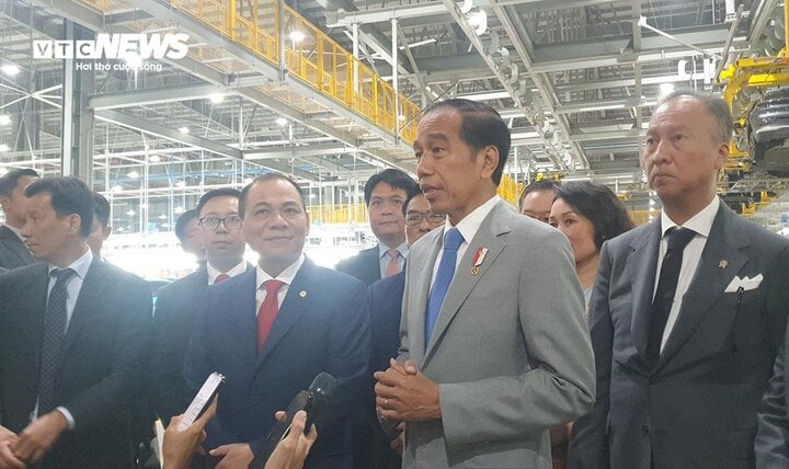 Tổng thống Indonesia bày tỏ vui mừng khi đến thăm nhà máy và ấn tượng với chất lượng, đẳng cấp của các dòng xe VinFast. Tổng thống cho biết sẽ tạo điều kiện để VinFast sớm hoàn tất các thủ tục đầu tư sản xuất và kinh doanh tại thị trường Indonesia.