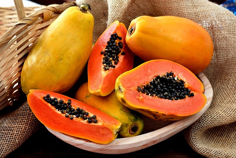 Ngoài chứa vitamin D, đu đủ còn chứa nhiều loại dưỡng chất khác như: xenlulozơ, canxi, photpho, sắt Ngoài chứa vitamin D, đu đủ còn chứa nhiều loại dưỡng chất khác như: xenlulozơ, canxi, photpho, sắt