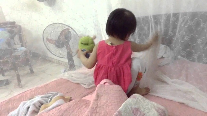 Bạn cần mắc màn khi ngủ để không bị muỗi đốt Bạn cần mắc màn khi ngủ để không bị muỗi đốt