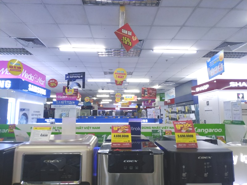 Hàng loạt các sản phẩm điện máy giảm giá, kích cầu mua sắm. Ảnh: Thanh Thúy