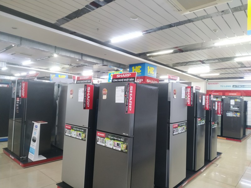 Các thương hiệu tủ lạnh cũng gia nhập cuộc đua siêu sale cuối tuần, cuối năm. Ảnh: Thanh Thúy