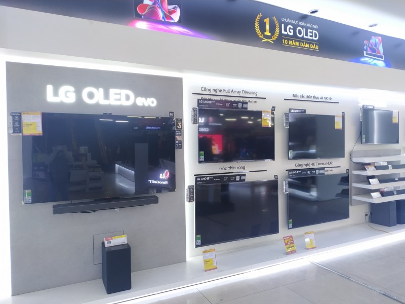 Ti vi giảm giá cuối năm. Ảnh: Thanh Thúy