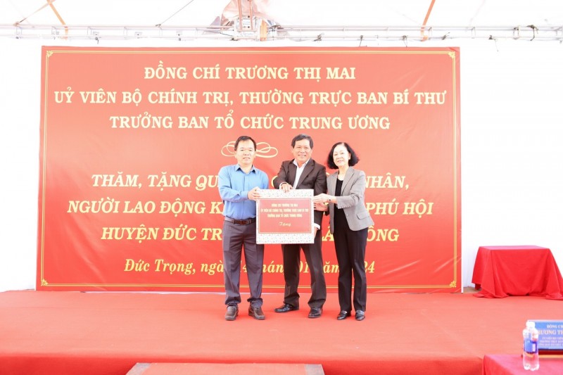 Trưởng Ban Tổ chức Trung ương Trương Thị Mai thăm, tặng quà tết cho công nhân ở Lâm Đồng Trưởng Ban Tổ chức Trung ương Trương Thị Mai thăm, tặng quà tết cho công nhân ở Lâm Đồng