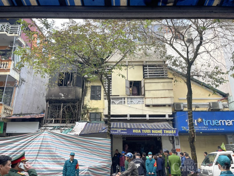 Người dân kể lại phút chứng kiến căn nhà phố Hàng Lược bốc cháy dữ dội Người dân kể lại phút chứng kiến căn nhà phố Hàng Lược bốc cháy dữ dội