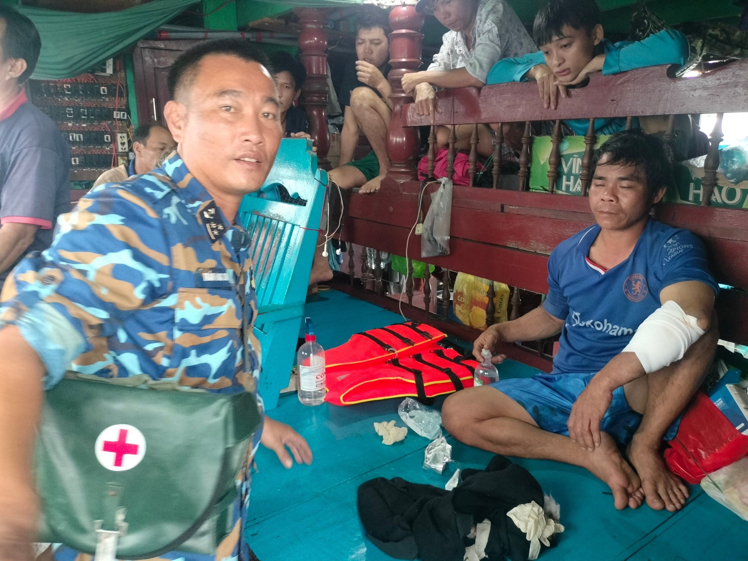 Quân y cấp cứu ngư dân bị nạn. Ảnh: CHÍ CƯỜNG Quân y cấp cứu ngư dân bị nạn. Ảnh: CHÍ CƯỜNG