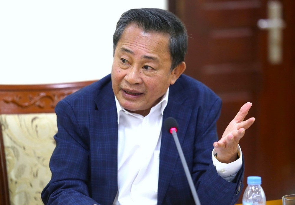 Ông Oknha Leng Rithy, Chủ tịch lâm thời Câu lạc bộ Doanh nghiệp Việt Nam tại Campuchia, phát biểu tại hội nghị. (Ảnh: Hoàng Minh/TXVN) ttxvn-1601-vn-campuchia-2-9213.jpg