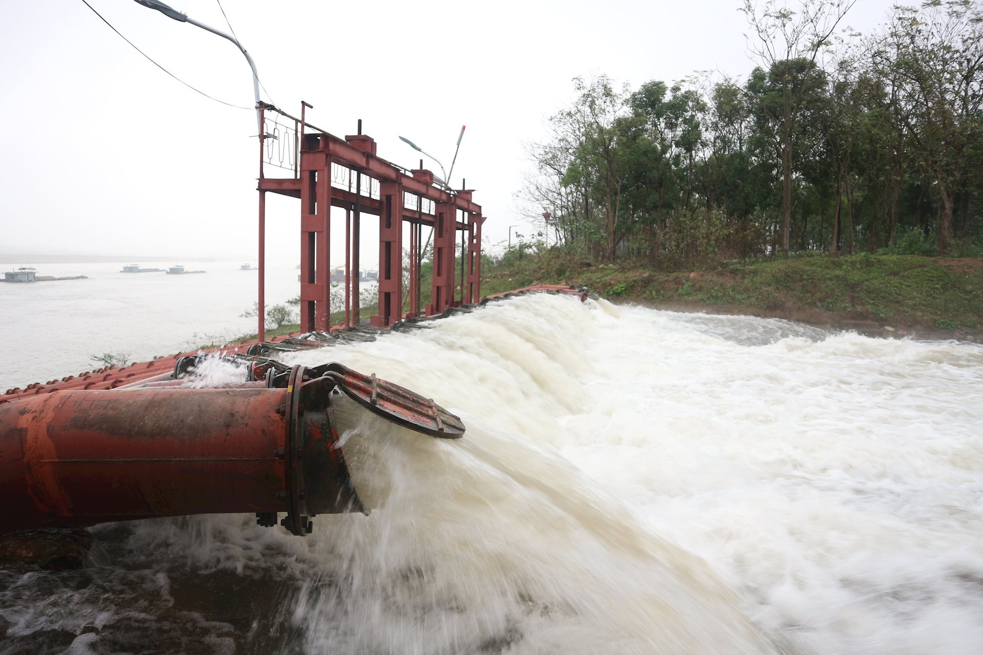 Vận hành Trạm bơm dã chiến Phù Sa lấy nước phục vụ gieo cấy vụ đông xuân 2022-2023. Ảnh minh họa. Vận hành Trạm bơm dã chiến Phù Sa lấy nước phục vụ gieo cấy vụ đông xuân 2022-2023. Ảnh minh họa.