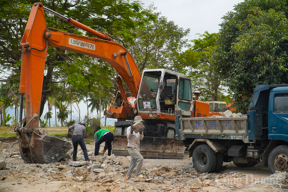 Nha Trang tháo dỡ khu du lịch chắn ngang đường xuống biển
