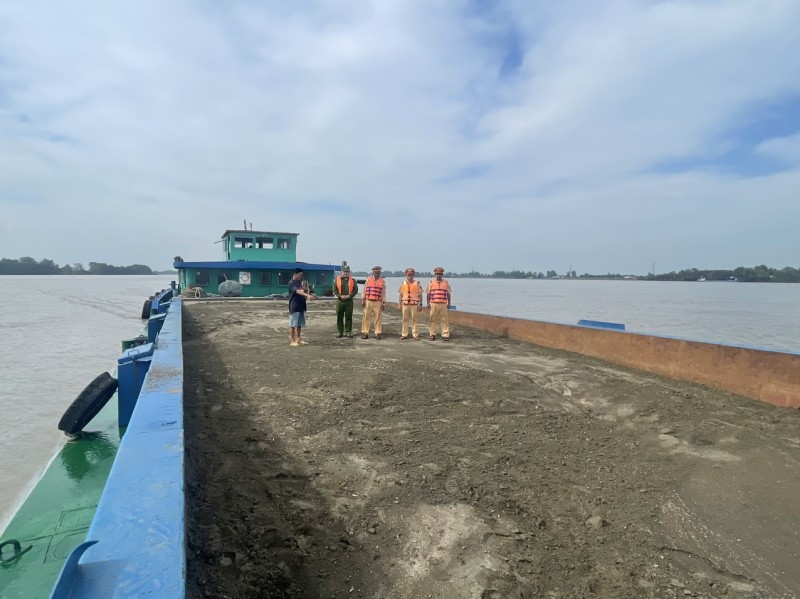 Bắt giữ tàu vận chuyển cát biển không có hóa đơn, chứng từ Bắt giữ tàu vận chuyển cát biển không có hóa đơn, chứng từ