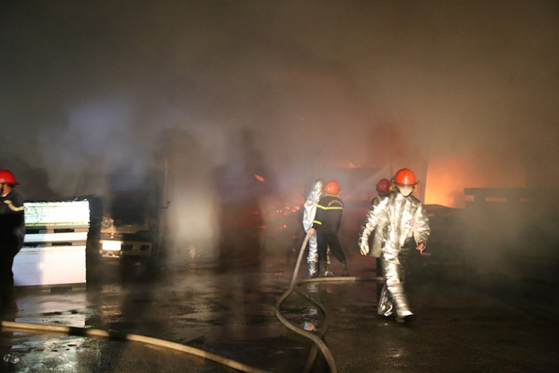 Hà Tĩnh: Xuyên đêm dập lửa tại một xưởng gỗ công nghiệp Hà Tĩnh: Xuyên đêm dập lửa tại một xưởng gỗ công nghiệp