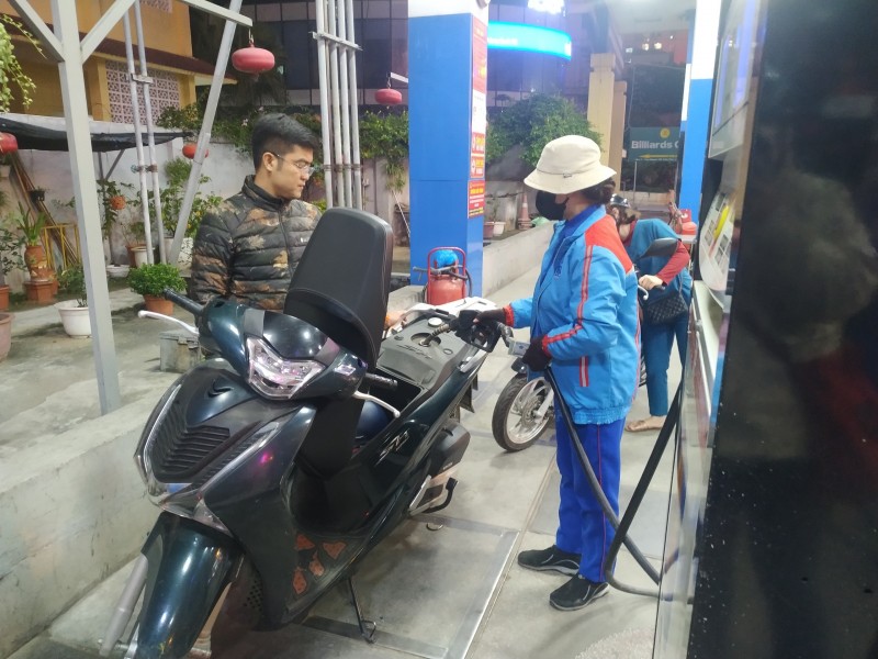 Giá xăng dầu trong nước chiều nay đồng loạt tăng sau Tết. Ảnh minh họa Giá xăng dầu trong nước chiều nay đồng loạt tăng sau Tết. Ảnh minh họa