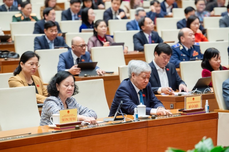 Các đại biểu bấm nút thông qua Luật Đất đai (sửa đổi). Ảnh: Gia Hân Các đại biểu bấm nút thông qua Luật Đất đai (sửa đổi). Ảnh: Gia Hân