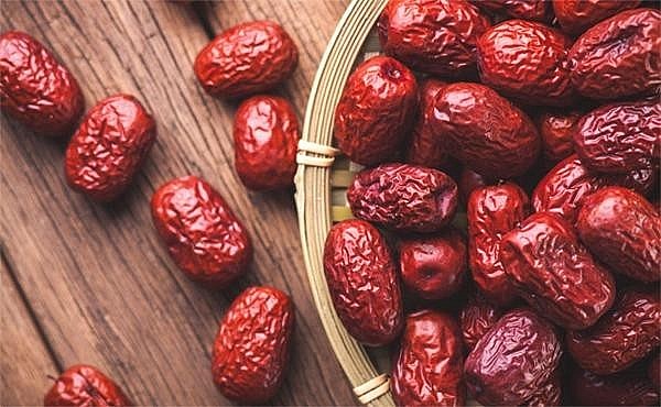 táo đỏ khô được coi là một loại thực phẩm quý giá và liều thuốc quý  táo đỏ khô được coi là một loại thực phẩm quý giá và liều thuốc quý