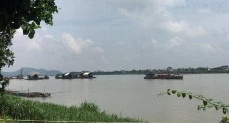 Hoạt động khai thác cát trên sông Đà. Ảnh: TCDN
