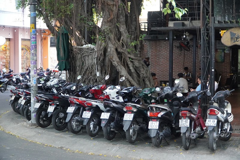 Theo UBND TPHCM, việc thu phí sử dụng tạm thời lòng đường, vỉa hè là phù hợp và cần thiết Theo UBND TPHCM, việc thu phí sử dụng tạm thời lòng đường, vỉa hè là phù hợp và cần thiết