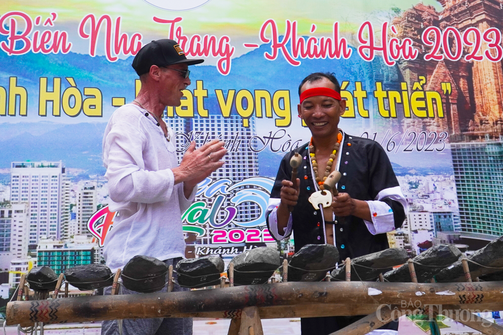 Nghệ nhân biểu diễn đàn đá Khánh Sơn ở Festival Biển Nha Trang hồi tháng 6/2023. Nghệ nhân biểu diễn đàn đá Khánh Sơn ở Festival Biển Nha Trang hồi tháng 6/2023.