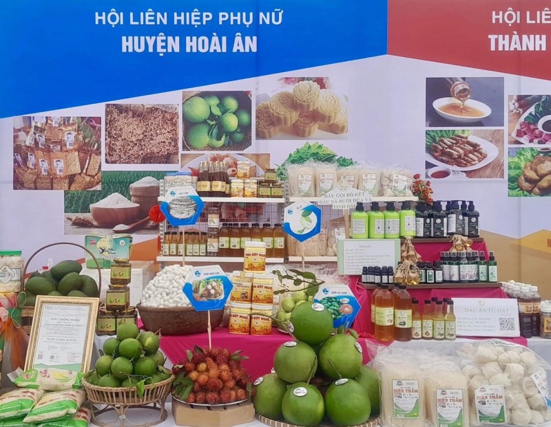 Phiên chợ giới thiệu các sản phẩm nông sản của đồng bào dân tộc thiểu số huyện Hoài Ân (Ảnh: Hội LHPN tỉnh Bình Định) Phiên chợ giới thiệu các sản phẩm nông sản của đồng bào dân tộc thiểu số huyện Hoài Ân (Ảnh: Hội LHPN tỉnh Bình Định)