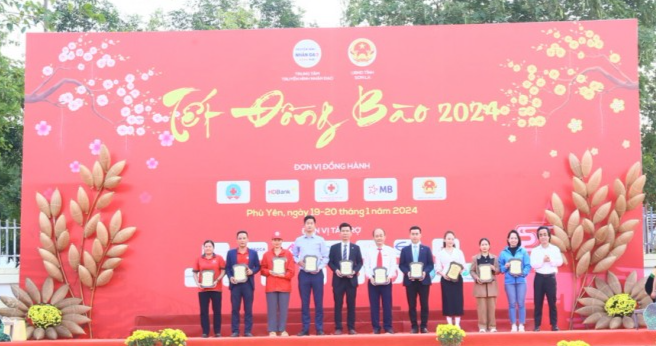 Mang Tết sớm đến với bà con vùng xa Mang Tết sớm đến với bà con vùng xa