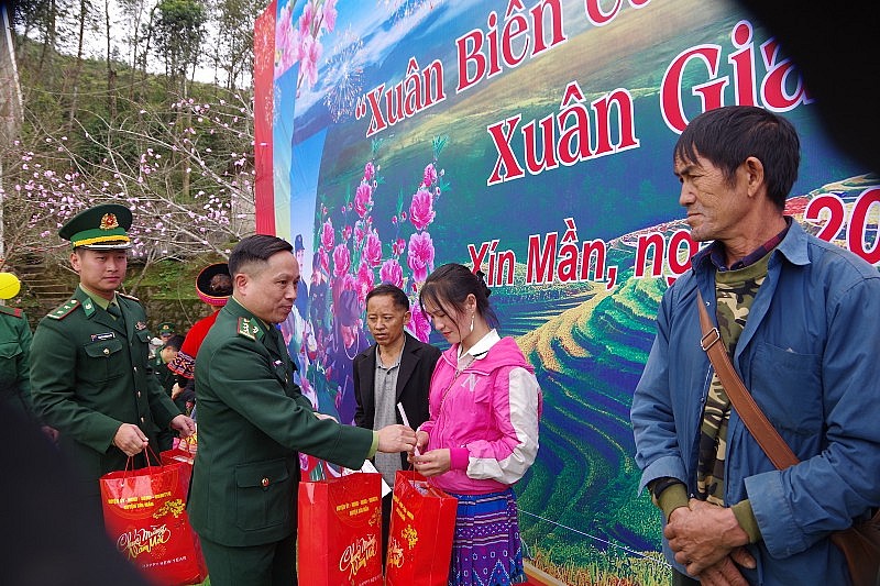 Xín Mần: 600 suất quà cho người nghèo tại “Xuân biên cương, ấm lòng dân bản” Xín Mần: 600 suất quà cho người nghèo tại “Xuân biên cương, ấm lòng dân bản”