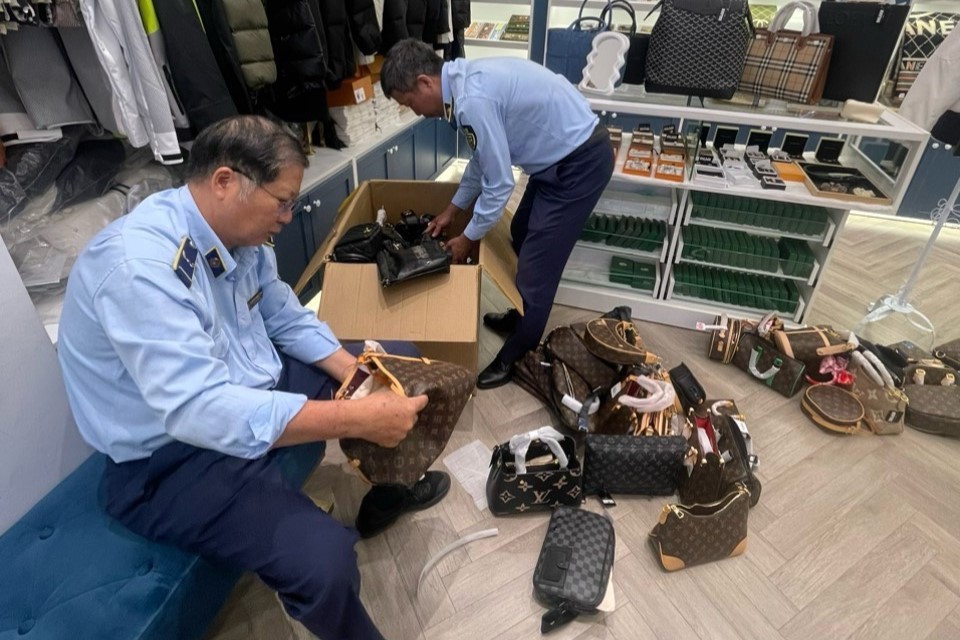 phát hiện nhiều cơ sở có dấu hiệu buôn bán hàng hóa giả mạo nhãn hiệu phát hiện nhiều cơ sở có dấu hiệu buôn bán hàng hóa giả mạo nhãn hiệu