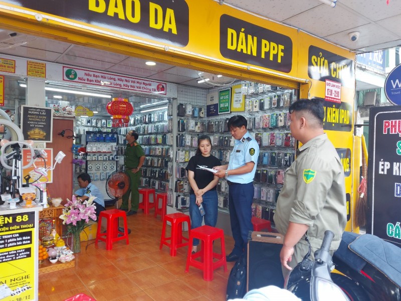 Bến Tre: Thu giữ gần 1.000 sản phẩm phụ kiện điện thoại vi phạm Bến Tre: Thu giữ gần 1.000 sản phẩm phụ kiện điện thoại vi phạm