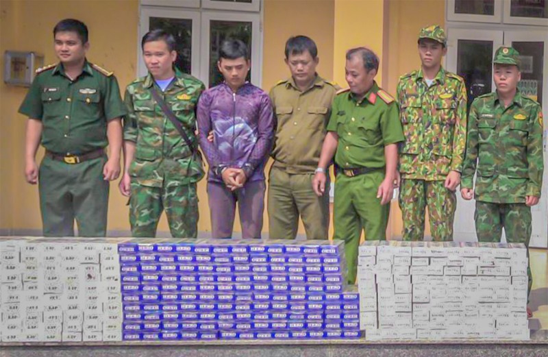 Đối tượng Huỳnh Tấn Phúc (thứ 3 từ trái sang) cùng tang vật bị bắt giữ. Ảnh: BPĐT Đối tượng Huỳnh Tấn Phúc (thứ 3 từ trái sang) cùng tang vật bị bắt giữ. Ảnh: BPĐT