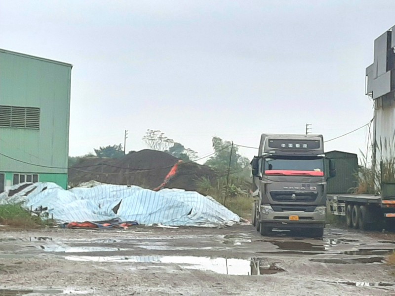 Bãi quặng của Hợp tác xã Công nghiệp và Vận tải Chiến Công tại phường Cải Đan (TP. Sông Công, tỉn Thái Nguyên) Bãi quặng của Hợp tác xã Công nghiệp và Vận tải Chiến Công tại phường Cải Đan (TP. Sông Công, tỉn Thái Nguyên)