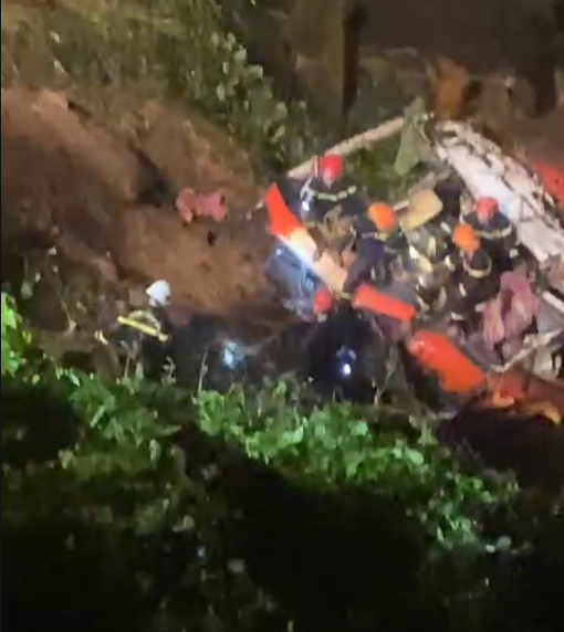 Xe khách lao xuống vực ở cao tốc La Sơn - Túy Loan. Ảnh: CTV Xe khách lao xuống vực ở cao tốc La Sơn - Túy Loan. Ảnh: CTV