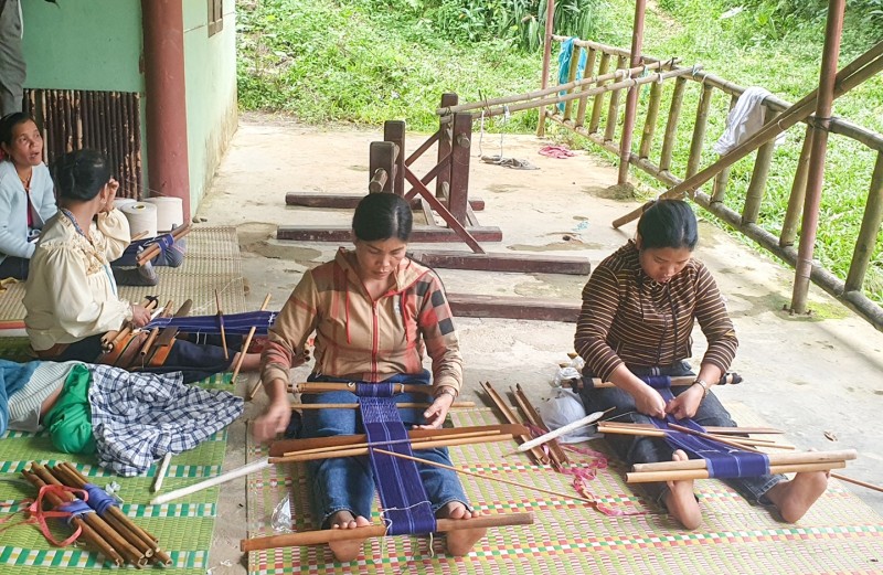 Tổ dệt thổ cẩm truyền thống thôn Đhrôồng, xã Tà Lu, huyện Đông Giang (Ảnh: H.Trường)