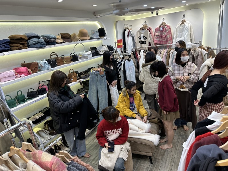 Cửa hàng của chị Ngọc Anh quyết định mở cửa đến 22h30 để phục vụ nhu cầu của khách hàng. Ảnh: Thanh Thúy