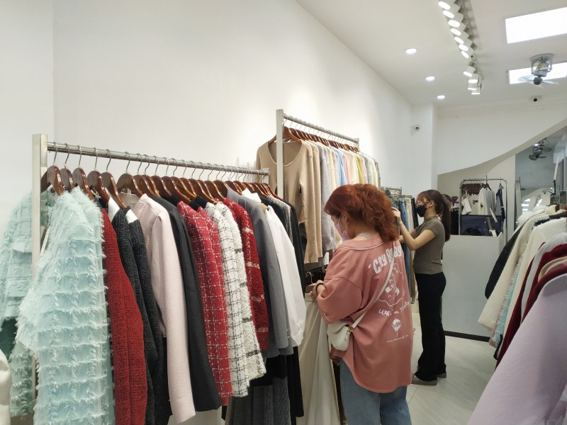 Khách hàng đến xem và thử quần áo tại shop