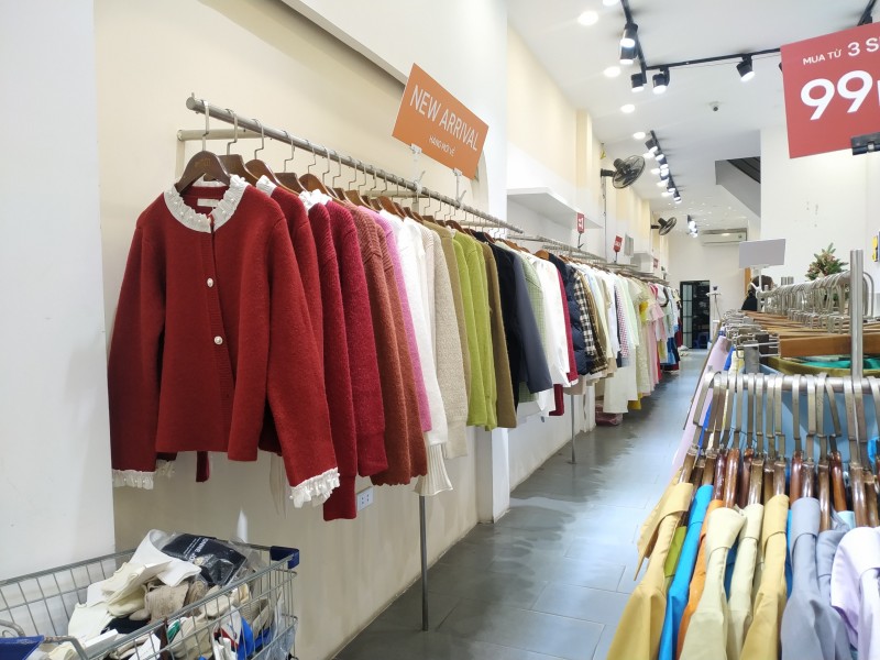 Đa dạng các mẫu quần áo cho khách hàng thử, chọn mua để diện dịp Tết. Ảnh: Thanh Thúy