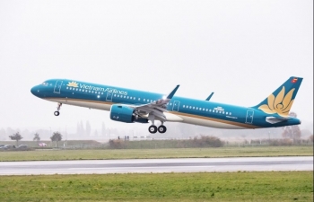 Hành khách tận hưởng giải trí không dây khi bay Airbus A321 của Vietnam Airlines
