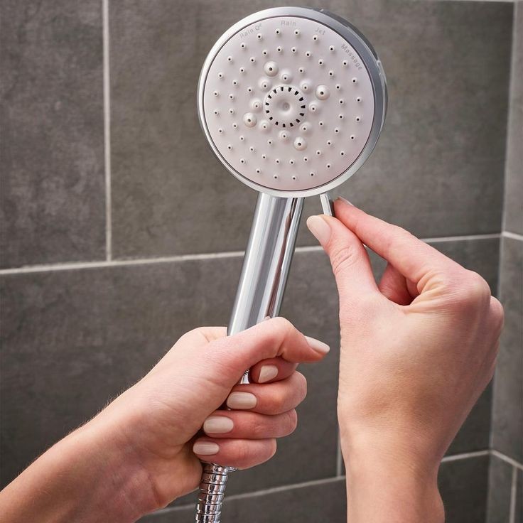 Vệ sinh bề mặt vòi hoa sen thường xuyên giúp tránh bị tắc nghẽn. Ảnh minh họa