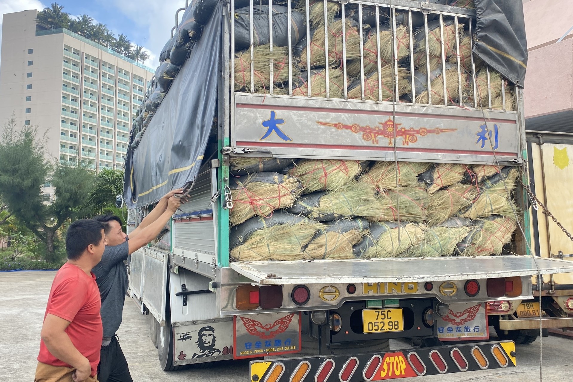 Ô tô tải 75C-052.98 vận chuyển 1.900 chai rượu Chivas Regal 18. Ô tô tải 75C-052.98 vận chuyển 1.900 chai rượu Chivas Regal 18.