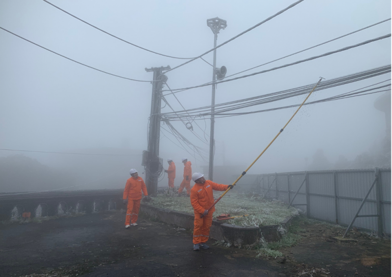 Chùm ảnh công nhân PC Lạng Sơn tăng cường nhân lực vận hành lưới điện dưới băng tuyết Chùm ảnh công nhân PC Lạng Sơn tăng cường nhân lực vận hành lưới điện dưới băng tuyết