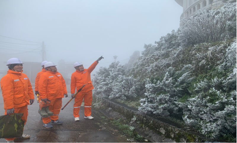 Chùm ảnh công nhân PC Lạng Sơn tăng cường nhân lực vận hành lưới điện dưới băng tuyết Chùm ảnh công nhân PC Lạng Sơn tăng cường nhân lực vận hành lưới điện dưới băng tuyết