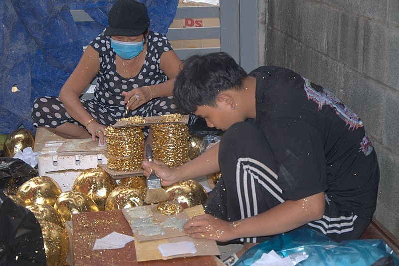 TP. Hồ Chí Minh: Dừa dát vàng 24K trưng Tết 1 triệu đồng/cặp cháy hàng TP. Hồ Chí Minh: Dừa dát vàng 24K trưng Tết 1 triệu đồng/cặp cháy hàng