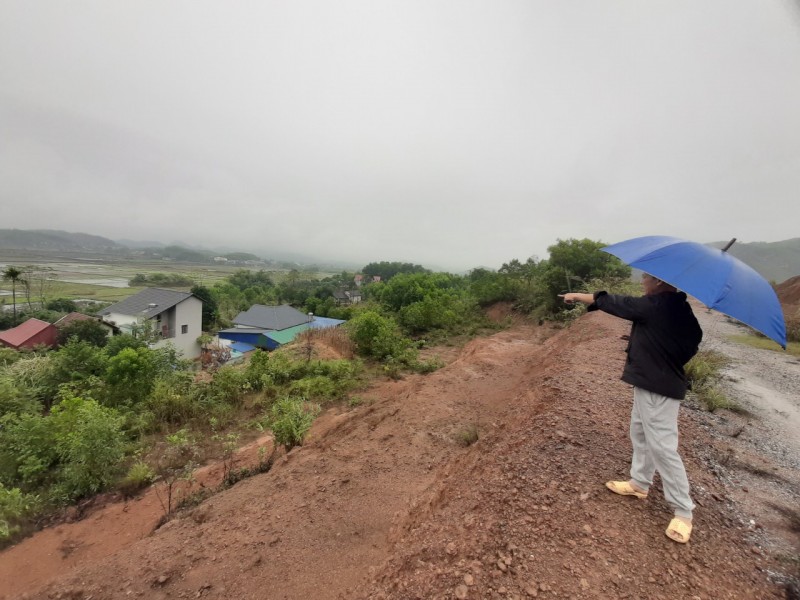 Những gia đình sinh sống dưới chân mỏ sắt Cù Vân luôn lo lắng, bất an mỏ sắt bị sạt lở. Những gia đình sinh sống dưới chân mỏ sắt Cù Vân luôn lo lắng, bất an mỏ sắt bị sạt lở.