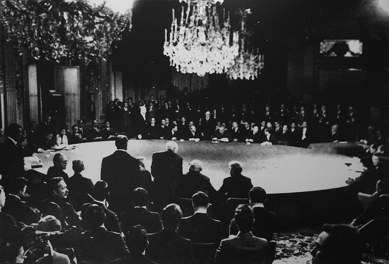 Quang cảnh của buổi lễ ký Hiệp định Paris về chấm dứt chiến tranh, lập lại hòa bình ở Việt Nam, ngày 27-1-1973. Ảnh tư liệu Quang cảnh của buổi lễ ký Hiệp định Paris về chấm dứt chiến tranh, lập lại hòa bình ở Việt Nam, ngày 27-1-1973. Ảnh tư liệu