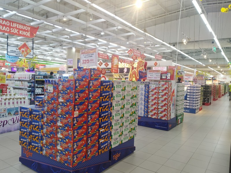 Bia truyền thống, bia không cồn được bày bán tại siêu thị. Ảnh: Thanh Thúy Bia truyền thống, bia không cồn được bày bán tại siêu thị. Ảnh: Thanh Thúy