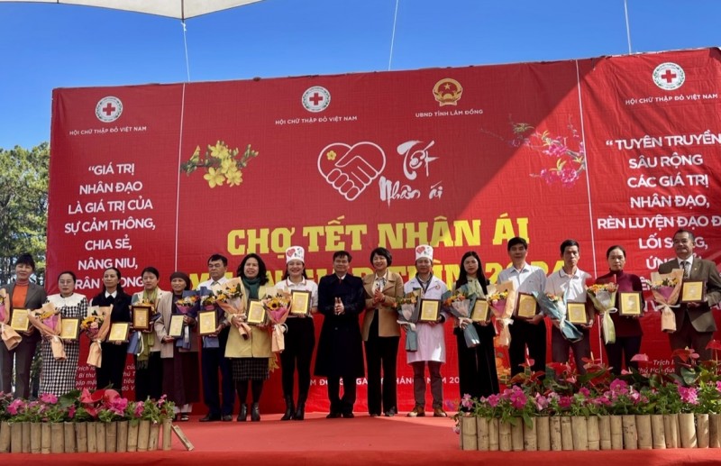 Lâm Đồng: Khai mạc “Hội chợ Tết Nhân ái” Xuân Giáp Thìn năm 2024 Lâm Đồng: Khai mạc “Hội chợ Tết Nhân ái” Xuân Giáp Thìn năm 2024