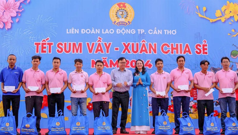 undefined - Ảnh 1: Lãnh đạo Liên đoàn Lao động TP. Cần Thơ tặng quà cho đoàn viên Công đoàn, công nhân lao động.