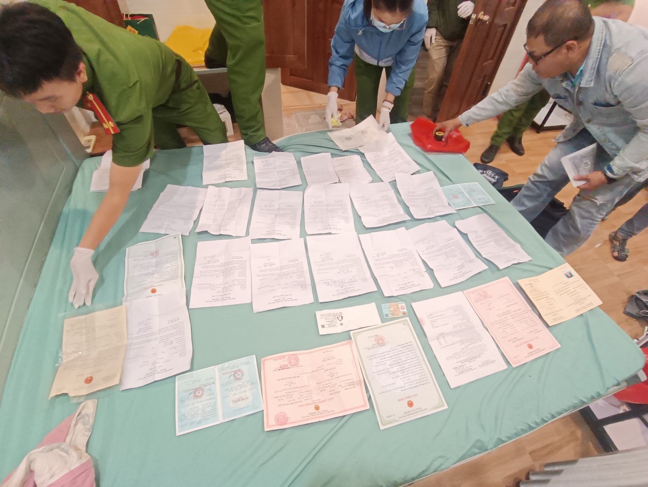 Cơ quan chức năng cũng khám xét nơi ở của 3 phụ nữ này, thu giữ các tang vật, tài liệu liên quan. Ảnh: CACC