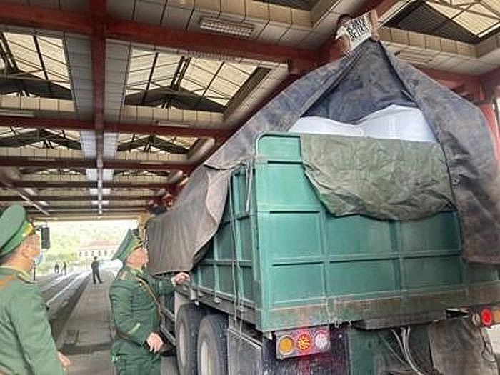 Cán bộ, chiến sĩ Đồn Biên phòng Cửa khẩu quốc tế Cha Lo kiểm tra, kiểm soát phương tiện, hàng hóa qua cửa khẩu. Cán bộ, chiến sĩ Đồn Biên phòng Cửa khẩu quốc tế Cha Lo kiểm tra, kiểm soát phương tiện, hàng hóa qua cửa khẩu.