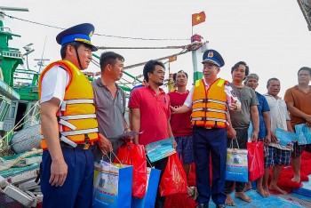 Bộ Tư lệnh Cảnh sát biển Việt Nam chúc Tết quân, dân huyện Côn Đảo