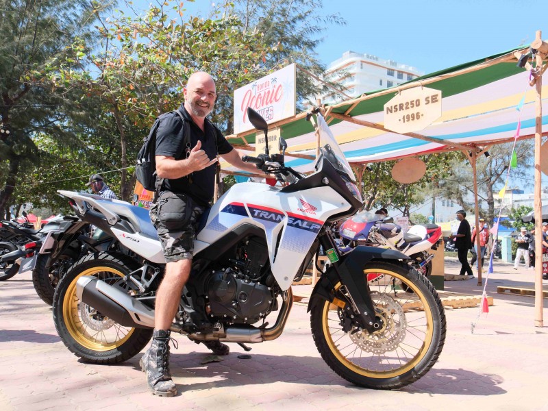 Du khách nước ngoài trải nghiệm xe phân khối lớn tại sự kiện.