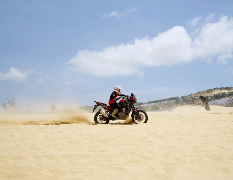 ái tham gia trình diễn kỹ thuật lái xe mô tô trên cát tại khu vực biển Bãi Sau, Vũng Tàu