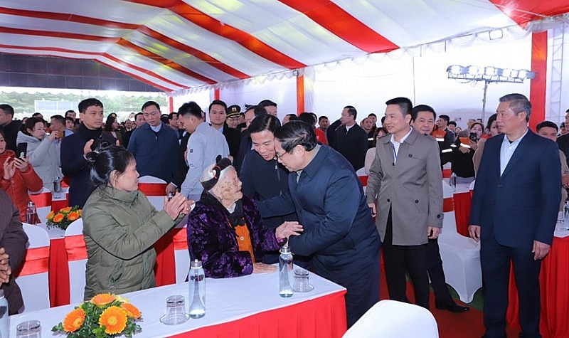 Thủ tướng Chính phủ Phạm Minh Chính tặng quà gia đình chính sách, hộ nghèo, công nhân lao động tại Thanh Hóa Thủ tướng Chính phủ Phạm Minh Chính tặng quà gia đình chính sách, hộ nghèo, công nhân lao động tại Thanh Hóa