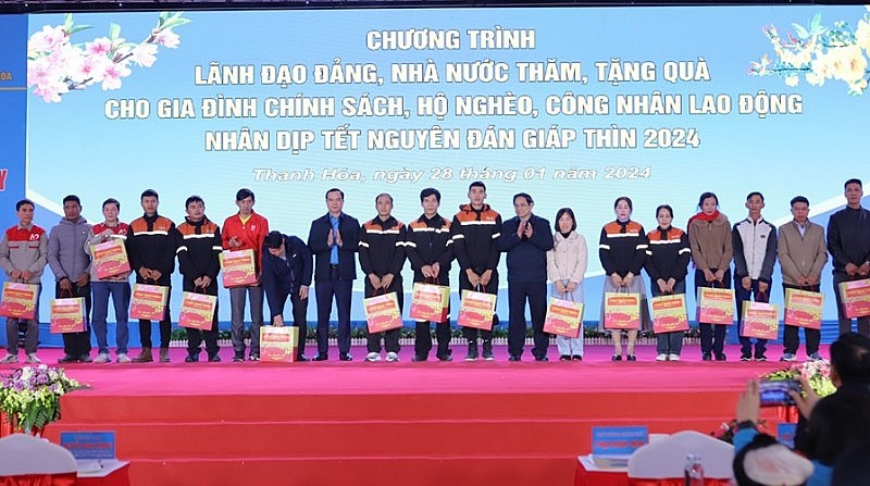 Thủ tướng Chính phủ Phạm Minh Chính tặng quà gia đình chính sách, hộ nghèo, công nhân lao động tại Thanh Hóa Thủ tướng Chính phủ Phạm Minh Chính tặng quà gia đình chính sách, hộ nghèo, công nhân lao động tại Thanh Hóa